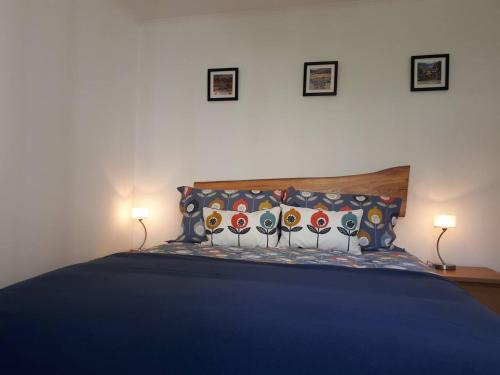 巴拉特The Cabin at No 45的一间卧室配有一张带两盏灯的蓝色床。