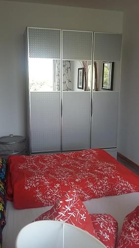 德累斯顿Am Goldenen Reiter的一间卧室配有红色和白色枕头的床