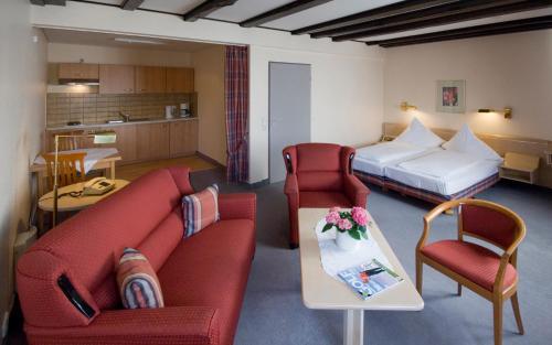 布克斯泰胡德祖尔穆尔酒店的酒店客房,配有沙发、椅子和一张床