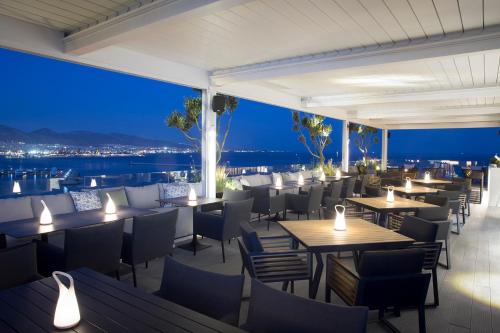 比雷埃夫斯The Alex Monte Kastella的一间设有桌椅的景观餐厅