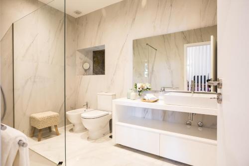 波瓦-迪瓦尔津Lofts - Casa do Metro的一间带水槽、卫生间和淋浴的浴室