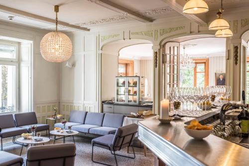 卢塞恩卢塞恩美好居住酒店的客厅配有蓝色的沙发和桌子