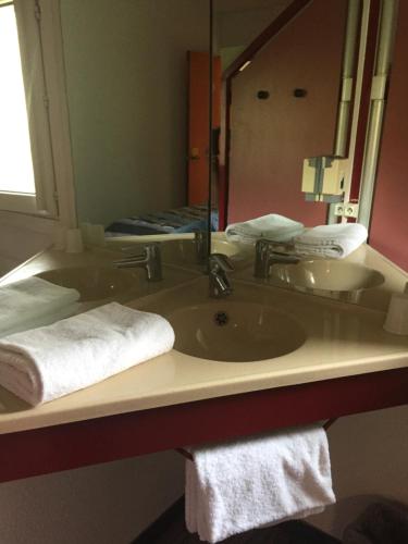 根特ClassEco Gent的浴室的柜台设有水槽和镜子