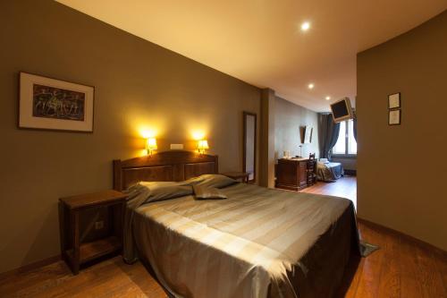 布鲁日布特胡里斯酒店的一间卧室设有一张大床和两个床头柜