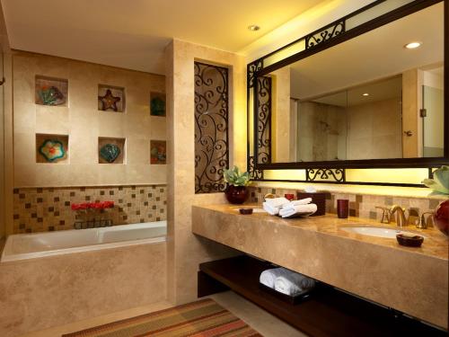 卡波圣卢卡斯格林索尔马天涯度假酒店和Spa中心的一间带水槽、浴缸和镜子的浴室