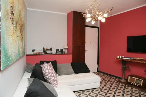 热那亚Jeans Luxury House的客厅配有白色沙发和红色墙壁