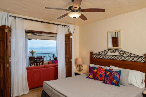 Ocean Front, 3 bedroom, 3 bathroom, Casa Natalia, Playa Esmeralda客房内的一张或多张床位