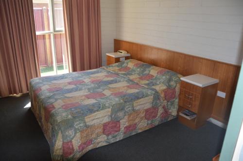 大河汽车旅馆客房内的一张或多张床位