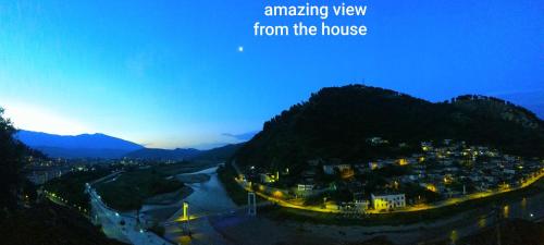 培拉特Guest House Panorama的河屋的壮丽景色