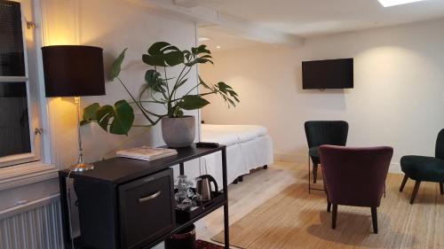 维斯比博根别墅酒店的客房设有一张床和一张桌子及椅子