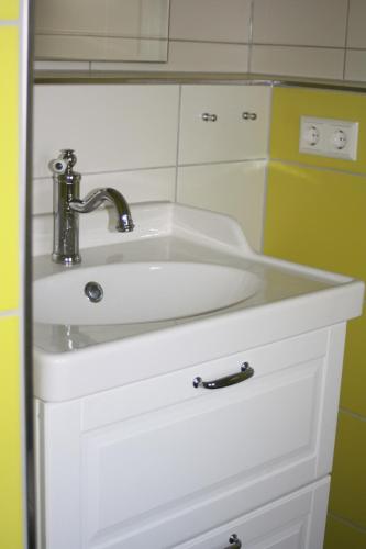 GadsdorfFerienzimmer Tielesch的浴室内设有一个白色水槽和水龙头