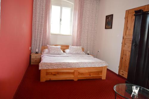维尔布诺波德普拉德代姆Penzion u Hradilů的一间卧室配有一张木床和窗户