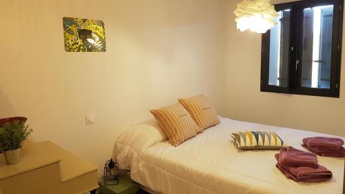 韦尔东的圣克鲁瓦La Frache的一间卧室配有一张带两个枕头的床