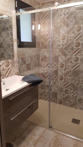 韦尔东的圣克鲁瓦La Frache的带淋浴、水槽和镜子的浴室