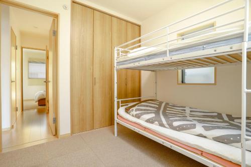 大阪奥利娜公寓的一间带两张双层床的卧室和走廊