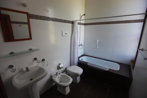 Termas de San NicanorEstancia Termal San Nicanor的白色的浴室设有水槽和卫生间。