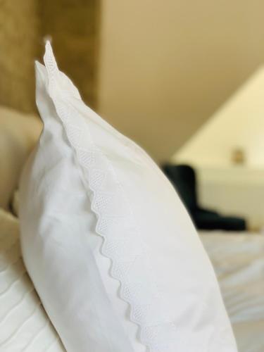 尼乌波特Zitoun的床上的白色枕头