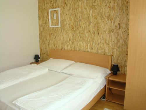 利普托斯基米库拉斯Ubytovanie Kubik 473的一间卧室配有一张床和一个带两盏灯的床头柜。