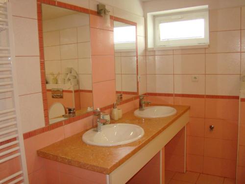 利普托斯基米库拉斯Ubytovanie Kubik 473的浴室设有2个水槽和镜子
