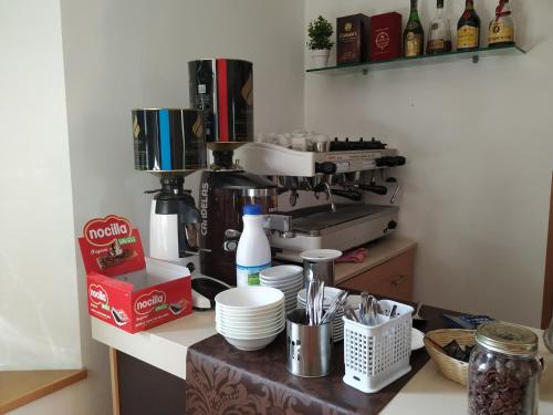 波尔托马林Hotel Pazo de Berbetoros的厨房柜台配有咖啡壶和盘子