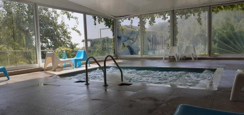 Gemlik阿塔迈尔多加度假酒店的一座带椅子的建筑内的游泳池