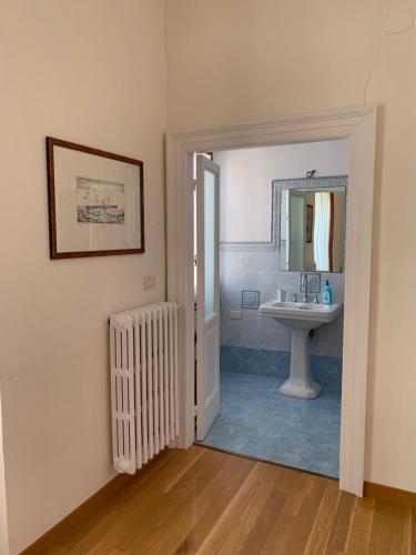 VillalfonsinaLa stanza di Caterina的一间带水槽和镜子的浴室