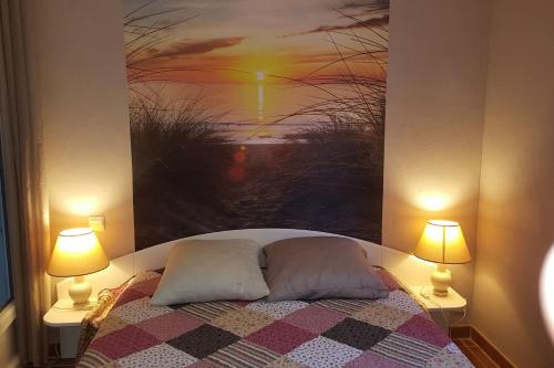 卡于扎克叙尔韦尔Logement, classé 3 étoiles, de 42 m2 tout confort en campagne pour un couple的一间卧室配有带两个枕头的床和一幅画