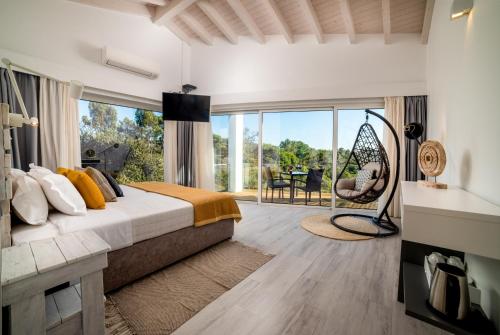赞布热拉-杜马尔阿尔佩杜拉斯山酒店的一间卧室设有一张床和一个大窗户