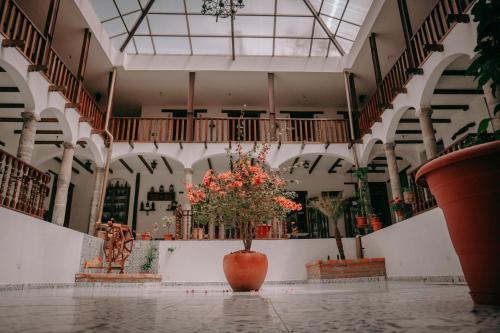 基多Hotel Casa Alquimia的一座建筑中间的花卉花瓶