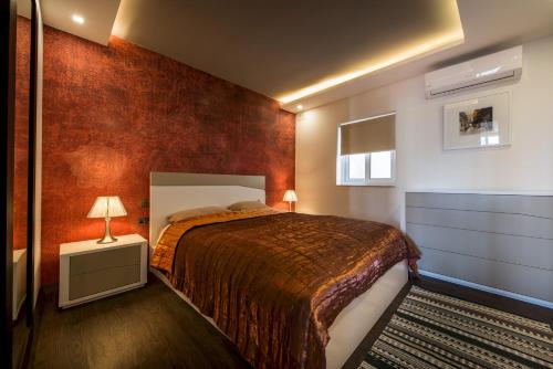 斯利马Stylish Seaview Apartment In a Prime Location的一间卧室设有一张带红色墙壁的大床