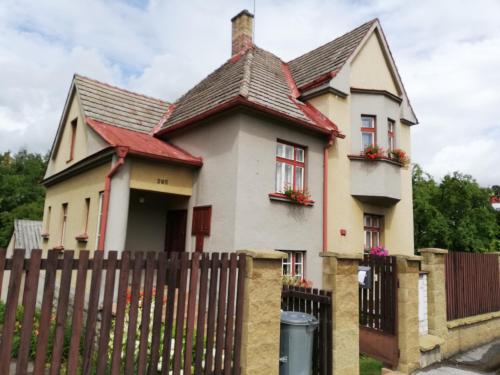 捷克克鲁姆洛夫Villa Oliva的前面有围栏的房子
