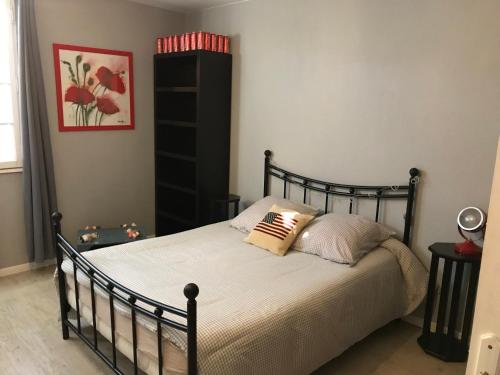 尼伊圣乔治La pause nuitonne的一间卧室配有一张带两个枕头的黑色床。