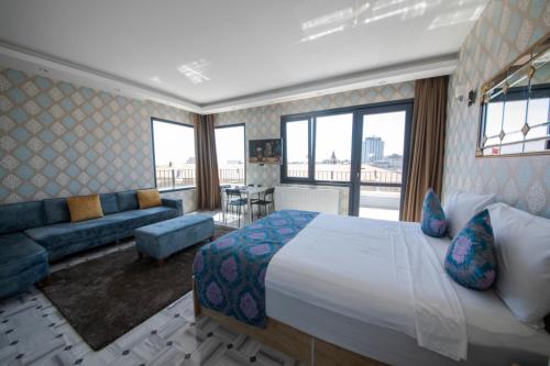 伊斯坦布尔ROYAL TAKSIM SUITES的酒店客房设有一张大床和一张沙发。