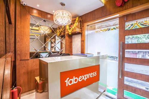 孟买FabExpress Marol Metro Andheri East的一间在房间柜台上标有标牌的餐厅