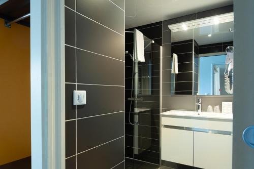 圣谢利达普谢贝尔地平线酒店的带淋浴、水槽和镜子的浴室