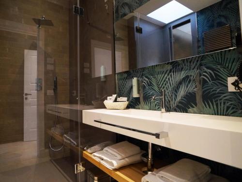 巴里Villa Pina的一间带水槽和淋浴的浴室