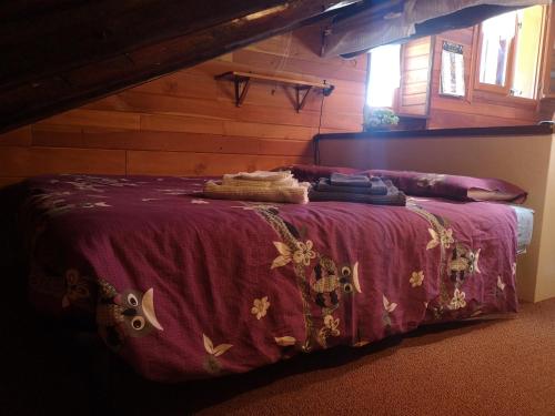 沙穆瓦Casetta Chamois的紫色毯子的房间里一张床位