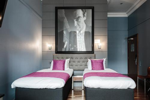 爱丁堡天使分享酒店的墙上有两张照片的房间