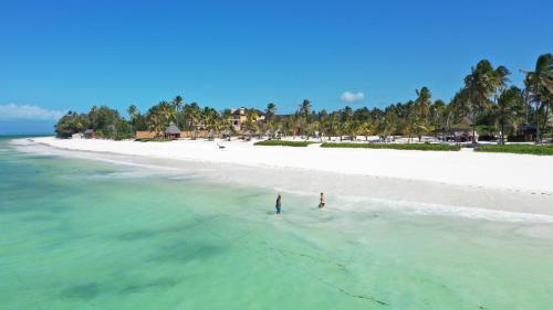 布韦朱The Sands Beach Resort的两个人站在海滩上