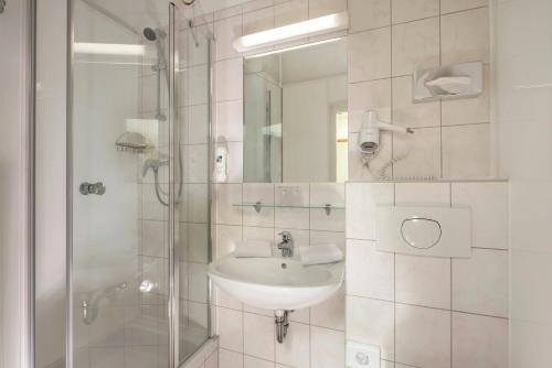 腓特烈罗达阿霍恩腓特烈罗达华伯格酒店的一间带水槽和淋浴的浴室