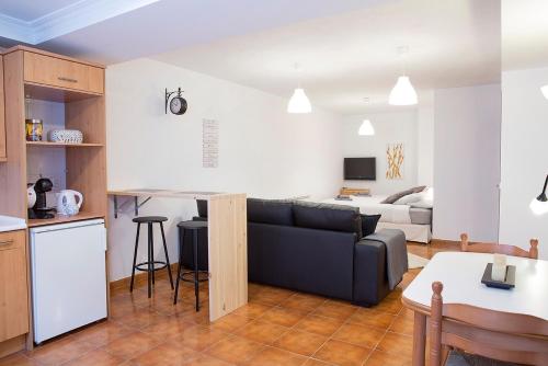 埃兰迪奥Espacio tipo estudio completo, totalmente privado e independiente的客厅以及带沙发和桌子的厨房。