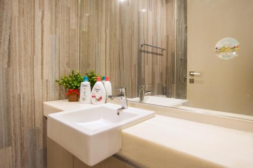吉隆坡贾兰安邦M之城公寓的浴室设有白色水槽和镜子