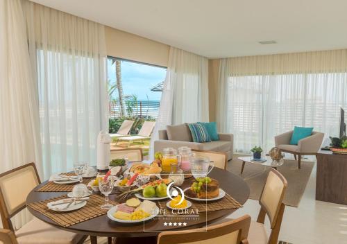 特赖里The Coral Beach Resort by Atlantica的用餐室配有带水果的桌子