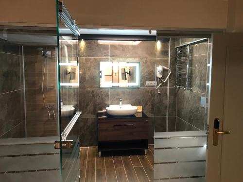 伊斯坦布尔暮烟套房酒店的一间带水槽和淋浴的浴室