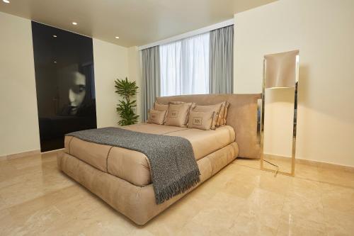 阿克拉Kwarleyz Residence, Accra的一间卧室配有一张大床和一张沙发