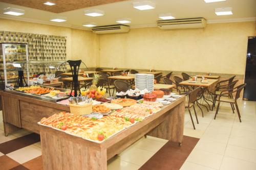 波多韦柳拉里森波多韦柳酒店的包含多种不同食物的自助餐