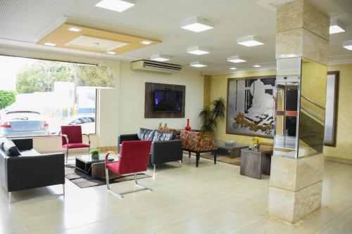 波多韦柳拉里森波多韦柳酒店的大楼内一个带沙发和椅子的大堂