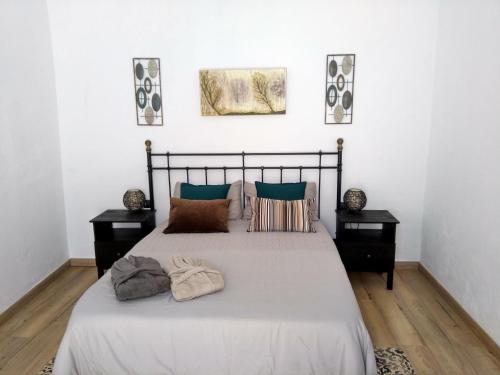 阿古伊梅斯La Casita de Ainhoa的一间卧室配有一张带2个床头柜的大床