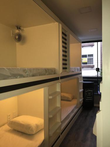 卡波布里奥AIPA HOSTEL.COM的双层床间 - 带2张床和窗户