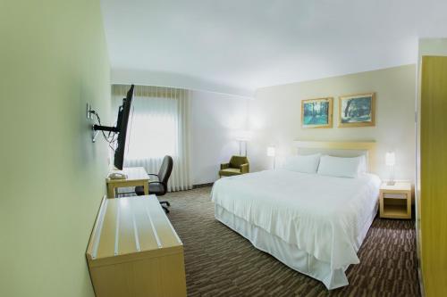 Excellence Express & Suites客房内的一张或多张床位